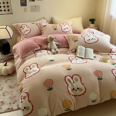 91家纺网 家纺一手货源 找家纺 宅部落 2023新款高克重牛奶绒四件套 小兔兔