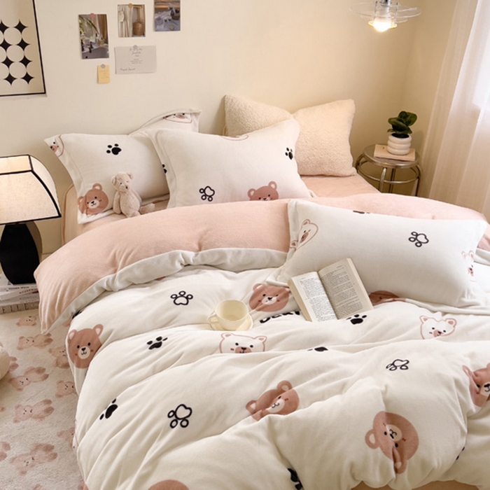 91家纺网 家纺一手货源 找家纺 宅部落 2023新款高克重牛奶绒四件套 熊的脚印