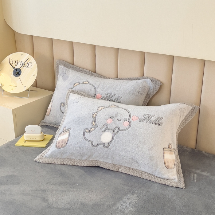 91家纺网 家纺一手货源 找家纺 2023新款立体6D雪花绒加厚保暖系列单枕套 48x74cm一对 奶茶小龙-灰