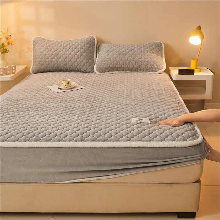 91家纺网 家纺一手货源 找家纺 喜居 2023新款素色贴布刺绣纯色牛奶绒床笠夹棉床笠 轻奢灰