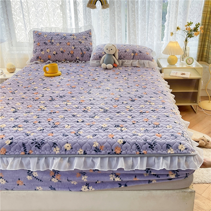 91家纺网 家纺一手货源 找家纺 喜居 2023新款印花牛奶绒床笠花边款牛奶绒床笠大豆夹棉床笠 紫色蔷薇