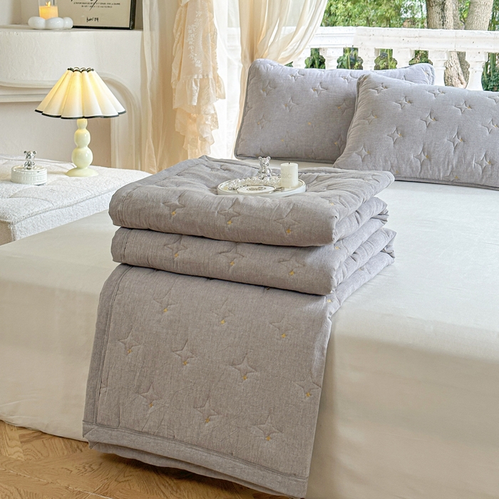 91家纺网 家纺一手货源 找家纺 尊康家纺（原磊科） 2024新款亲肤夹棉床盖-浓情蜜意 灰色