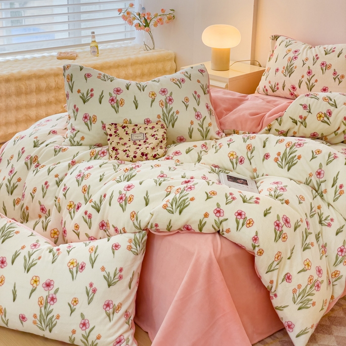 91家纺网 家纺一手货源 找家纺 木堇家居 2023新款牛奶绒印花四件套 春田花谷-粉