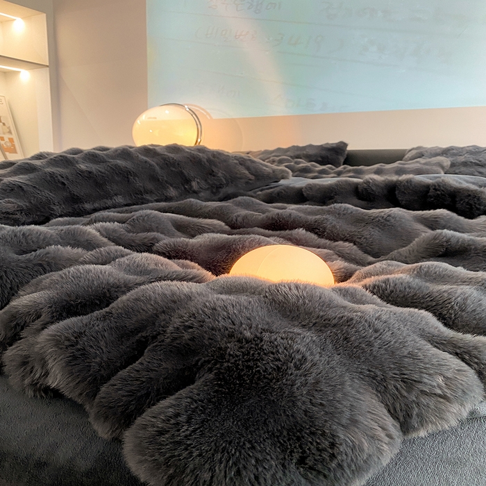 91家纺网 家纺一手货源 找家纺 澳梵家居 2023舒芙蕾印花兔兔绒牛奶绒四件套 舒芙蕾-高级黑