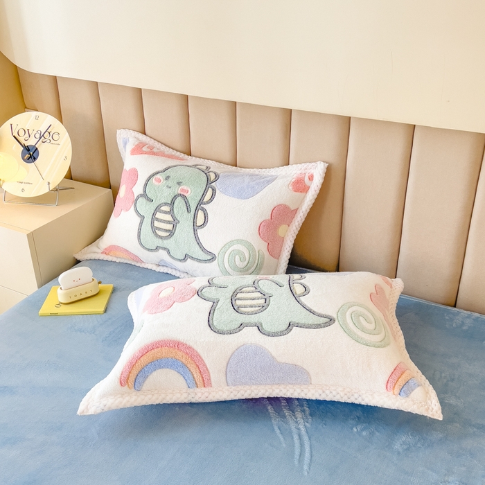 91家纺网 家纺一手货源 找家纺 2023新款立体6D雪花绒加厚保暖系列单枕套 48x74cm一对 七彩恐龙