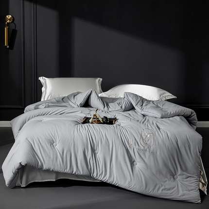 91家纺网 家纺一手货源 找家纺 小牛 2023新款铃兰花刺绣工艺大豆被 铃兰大豆被（灰色）