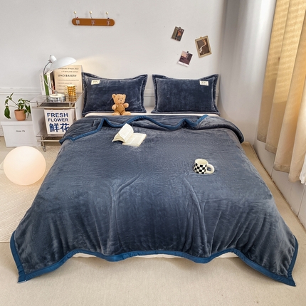 91家纺网 家纺一手货源 找家纺 慕木家纺 2025新款牛奶绒双面绒纯色印花毛毯盖毯三件套 蓝灰