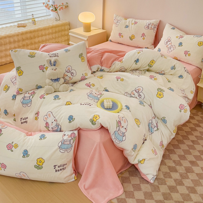 91家纺网 家纺一手货源 找家纺 木堇家居 2023新款牛奶绒印花四件套 花朵兔兔