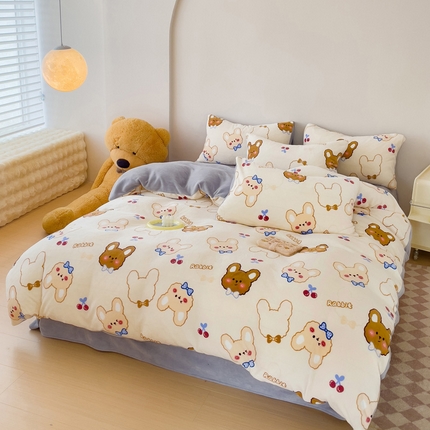 91家纺网 家纺一手货源 找家纺 木堇家居 2023新款牛奶绒印花四件套 樱桃熊