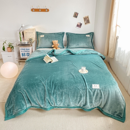 91家纺网 家纺一手货源 找家纺 慕木家纺 2025新款牛奶绒双面绒纯色印花毛毯盖毯三件套 祖母绿