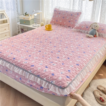 91家纺网 家纺一手货源 找家纺 喜居 2023新款印花牛奶绒床笠花边款牛奶绒床笠大豆夹棉床笠 粉粉兔