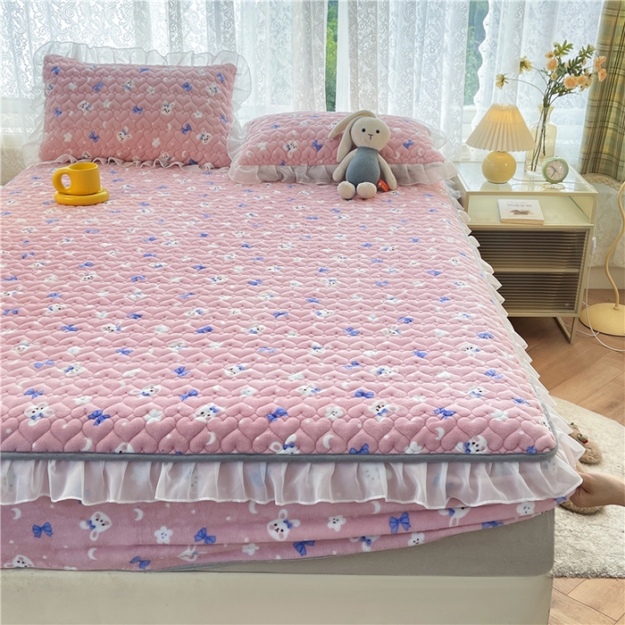 91家纺网 家纺一手货源 找家纺 喜居 2023新款印花牛奶绒床笠花边款牛奶绒床笠大豆夹棉床笠 粉粉兔