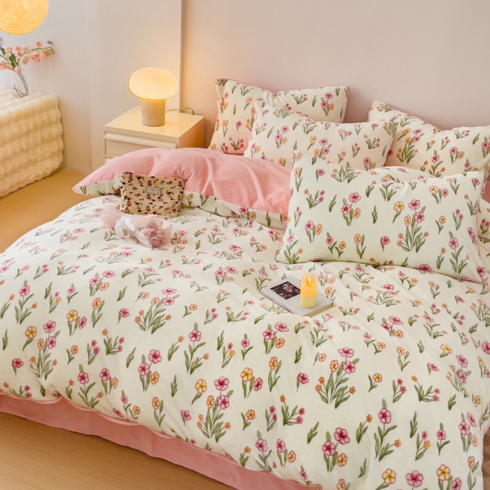 91家纺网 家纺一手货源 找家纺 木堇家居 2023新款牛奶绒印花四件套 春田花谷-粉