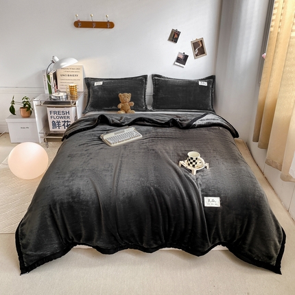 91家纺网 家纺一手货源 找家纺 慕木家纺 2025新款牛奶绒双面绒纯色印花毛毯盖毯三件套 深灰