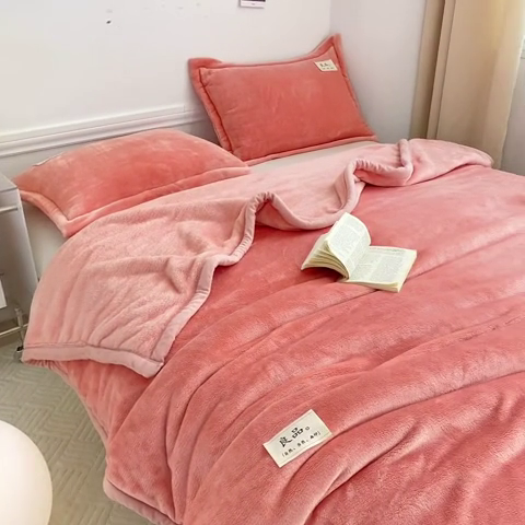 91家纺网 家纺一手货源 找家纺 慕木家纺 2025新款牛奶绒双面绒纯色印花毛毯盖毯三件套 樱花粉