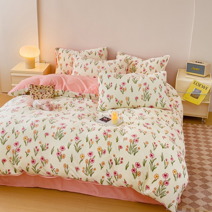 91家纺网 家纺一手货源 找家纺 木堇家居 2023新款牛奶绒印花四件套 春田花谷-粉