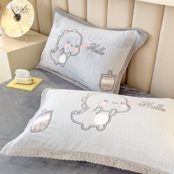 91家纺网 家纺一手货源 找家纺 2023新款立体6D雪花绒加厚保暖系列单枕套 48x74cm一对 奶茶小龙-灰