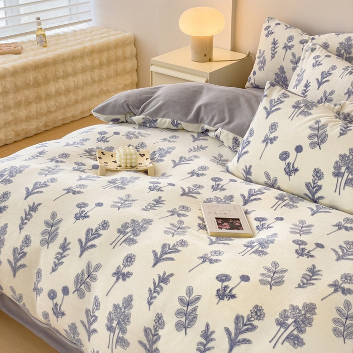 91家纺网 家纺一手货源 找家纺 木堇家居 2023新款牛奶绒印花四件套 清风林