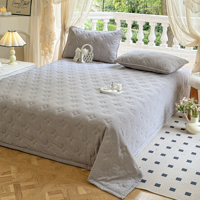 91家纺网 家纺一手货源 找家纺 尊康家纺（原磊科） 2024新款亲肤夹棉床盖-浓情蜜意 灰色