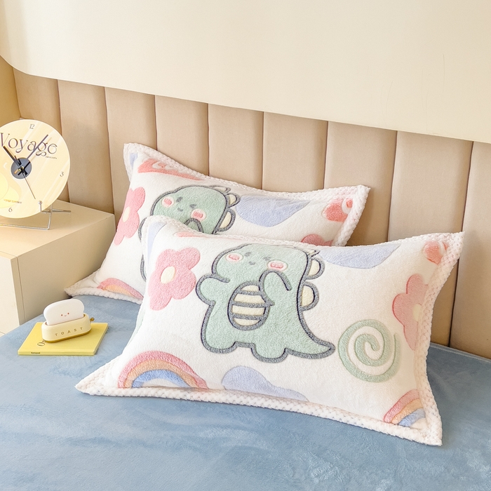 91家纺网 家纺一手货源 找家纺 2023新款立体6D雪花绒加厚保暖系列单枕套 48x74cm一对 七彩恐龙