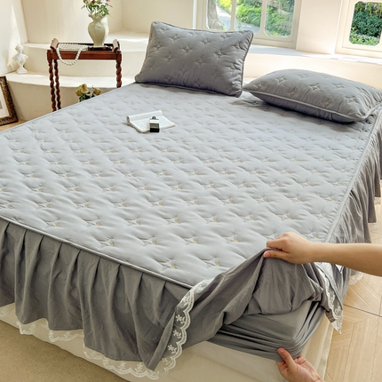 91家纺网 家纺一手货源 找家纺 尊康家纺（原磊科） 2024新款亲肤夹棉花边款床裙床笠-心语星愿 心语星愿-灰色