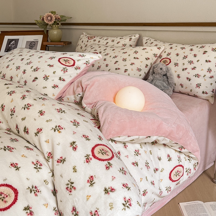 91家纺网 家纺一手货源 找家纺 桃子家居 2023新款ins法式复古赫本碎花山茶花卉加厚牛奶绒系列四件套 绒-希娅粉