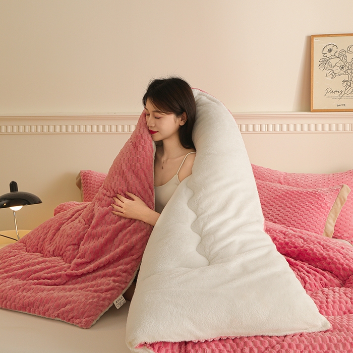 91家纺网 家纺一手货源 找家纺 雅蔓依家纺 2025新款金龟绒龟背绒羊羔绒冬被被子被芯 唯美果粉