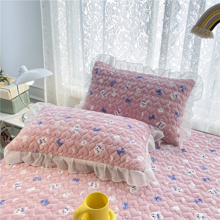 91家纺网 家纺一手货源 找家纺 喜居 2023新款印花牛奶绒床笠花边款牛奶绒床笠大豆夹棉床笠 粉粉兔