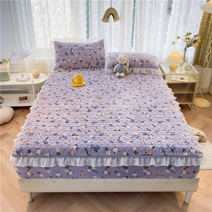 91家纺网 家纺一手货源 找家纺 喜居 2023新款印花牛奶绒床笠花边款牛奶绒床笠大豆夹棉床笠 紫色蔷薇