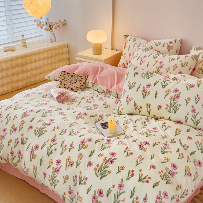 91家纺网 家纺一手货源 找家纺 木堇家居 2023新款牛奶绒印花四件套 春田花谷-粉