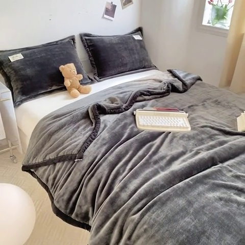 91家纺网 家纺一手货源 找家纺 慕木家纺 2025新款牛奶绒双面绒纯色印花毛毯盖毯三件套 深灰