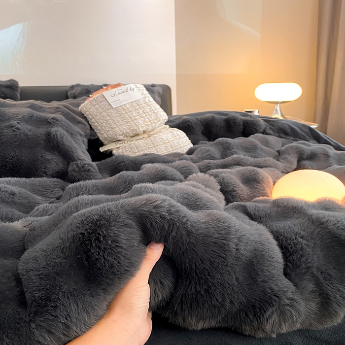 91家纺网 家纺一手货源 找家纺 澳梵家居 2023舒芙蕾印花兔兔绒牛奶绒四件套 舒芙蕾-高级黑