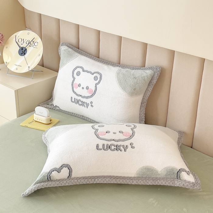 91家纺网 家纺一手货源 找家纺 2023新款立体6D雪花绒加厚保暖系列单枕套 48x74cm一对 奶茶小熊