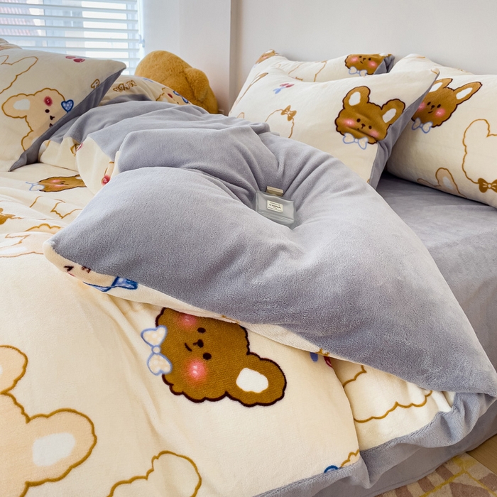 91家纺网 家纺一手货源 找家纺 木堇家居 2023新款牛奶绒印花四件套 樱桃熊