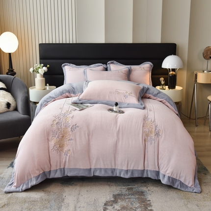 91家纺网 家纺一手货源 找家纺 （总）麻依 2023新款高克重牛奶绒刺绣四件套 遇晚亭系列