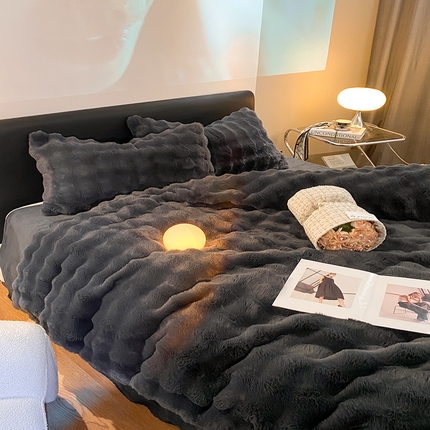 91家纺网 家纺一手货源 找家纺 澳梵家居 2023舒芙蕾印花兔兔绒牛奶绒四件套 舒芙蕾-高级黑