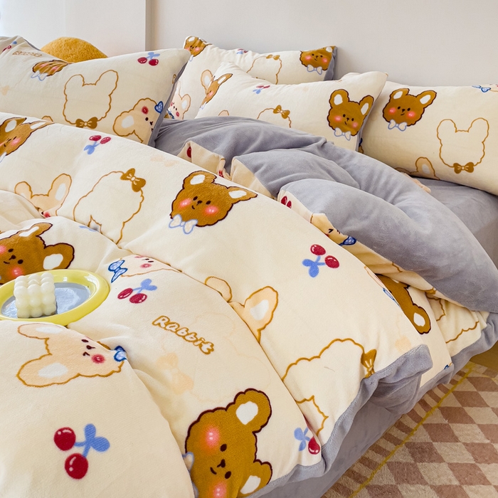 91家纺网 家纺一手货源 找家纺 木堇家居 2023新款牛奶绒印花四件套 樱桃熊