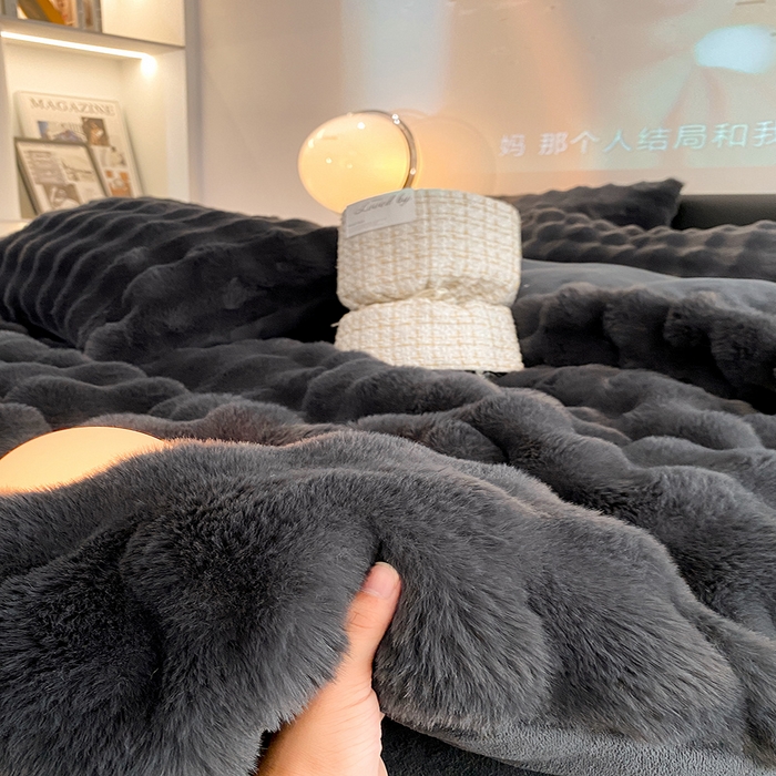 91家纺网 家纺一手货源 找家纺 澳梵家居 2023舒芙蕾印花兔兔绒牛奶绒四件套 舒芙蕾-高级黑