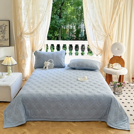 91家纺网 家纺一手货源 找家纺 尊康家纺（原磊科） 2024新款亲肤夹棉床盖-浓情蜜意 蓝色