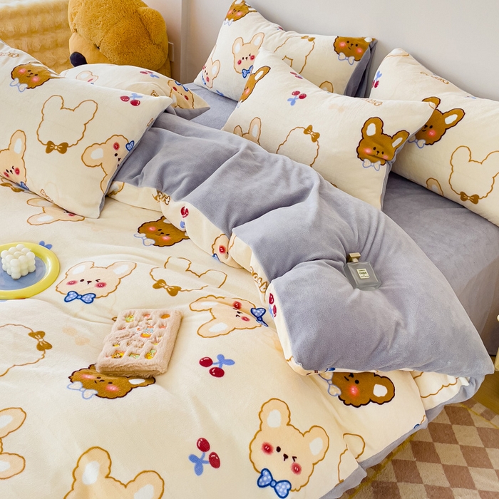 91家纺网 家纺一手货源 找家纺 木堇家居 2023新款牛奶绒印花四件套 樱桃熊