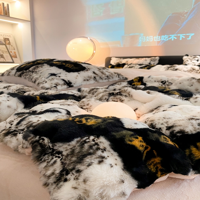 91家纺网 家纺一手货源 找家纺 澳梵家居 2023舒芙蕾印花兔兔绒牛奶绒四件套 黑金蝴蝶结