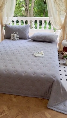 91家纺网 家纺一手货源 找家纺 尊康家纺（原磊科） 2024新款亲肤夹棉床盖-浓情蜜意 灰色