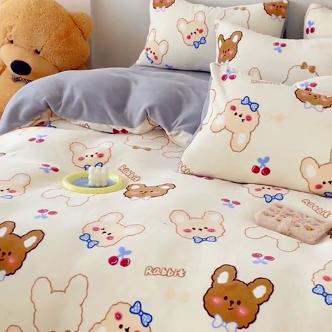 91家纺网 家纺一手货源 找家纺 木堇家居 2023新款牛奶绒印花四件套 樱桃熊