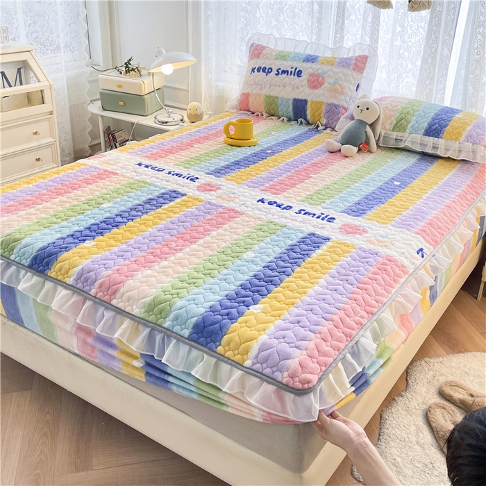 91家纺网 家纺一手货源 找家纺 喜居 2023新款印花牛奶绒床笠花边款牛奶绒床笠大豆夹棉床笠 彩虹桃子