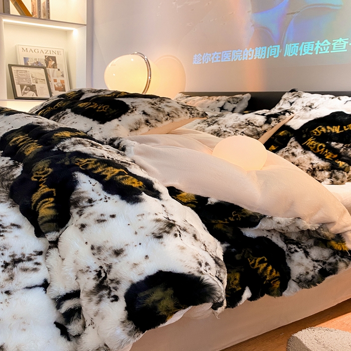 91家纺网 家纺一手货源 找家纺 澳梵家居 2023舒芙蕾印花兔兔绒牛奶绒四件套 黑金蝴蝶结