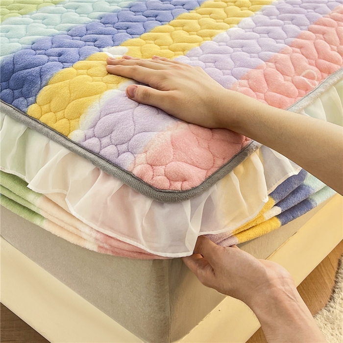 91家纺网 家纺一手货源 找家纺 喜居 2023新款印花牛奶绒床笠花边款牛奶绒床笠大豆夹棉床笠 彩虹桃子