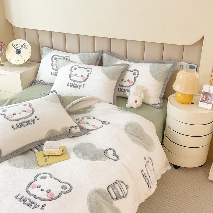 91家纺网 家纺一手货源 找家纺 2023新款立体6D雪花绒加厚保暖系列单枕套 48x74cm一对 奶茶小熊