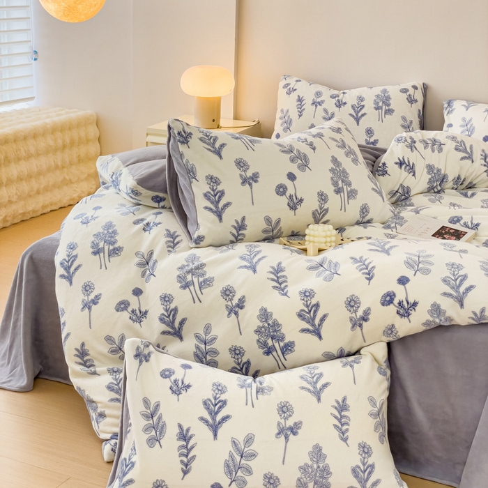 91家纺网 家纺一手货源 找家纺 木堇家居 2023新款牛奶绒印花四件套 清风林