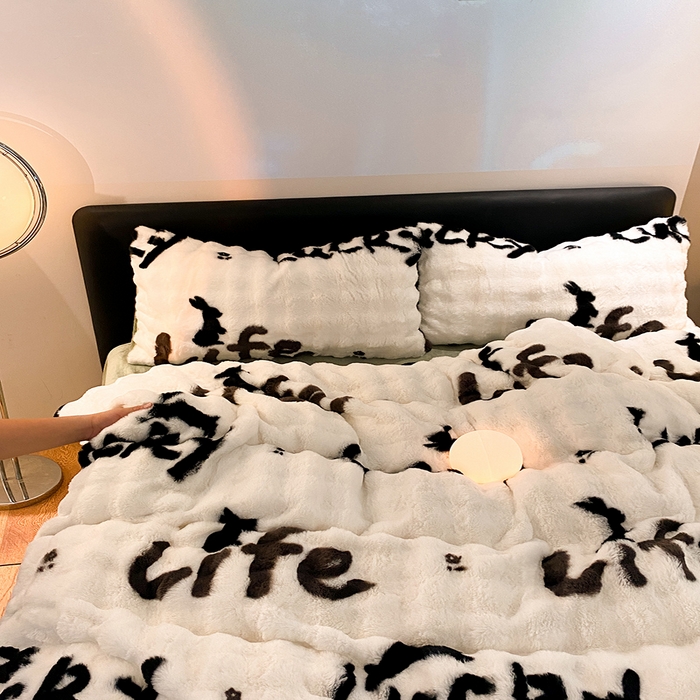 91家纺网 家纺一手货源 找家纺 澳梵家居 2023舒芙蕾印花兔兔绒牛奶绒四件套 幸运兔