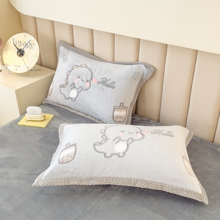 91家纺网 家纺一手货源 找家纺 2023新款立体6D雪花绒加厚保暖系列单枕套 48x74cm一对 奶茶小龙-灰